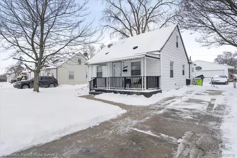 26692 Chippendale St, Roseville, MI 48066