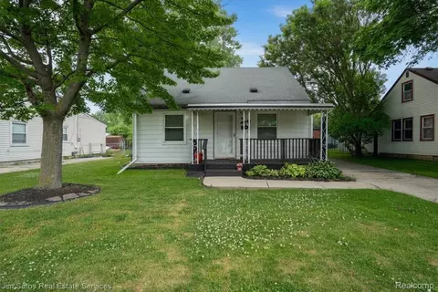 26692 Chippendale St, Roseville, MI 48066