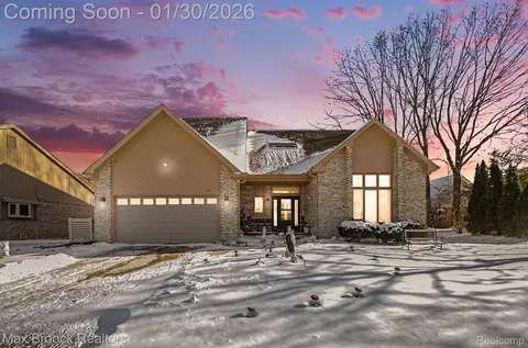 31281 Country Ridge Cir, Farmington Hills, MI 48331