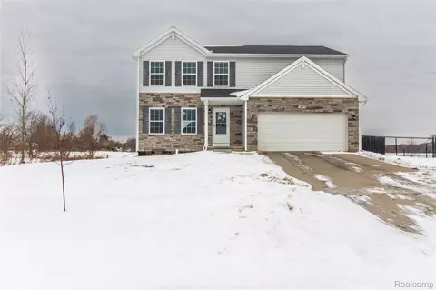 2884 Berkshire St, Lapeer, MI 48446