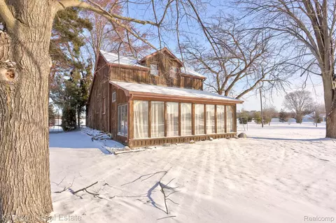 6180 Shattuck Rd, Saginaw, MI 48603