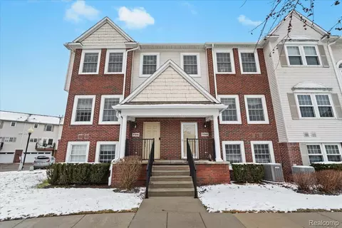 732 Eagle Dr, Fenton, MI 48430