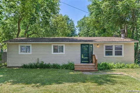4901 Lake Grove Dr, White Lake, MI 48383