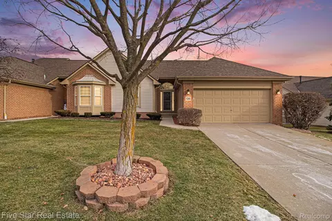 136 Shore Brook Ln, Walled Lake, MI 48390