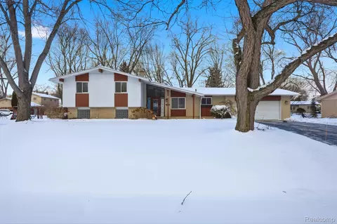 5586 Wild Ridge Ln, West Bloomfield, MI 48322