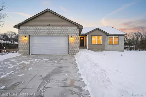 8515 Sandy Crest Dr, White Lake, MI 48386