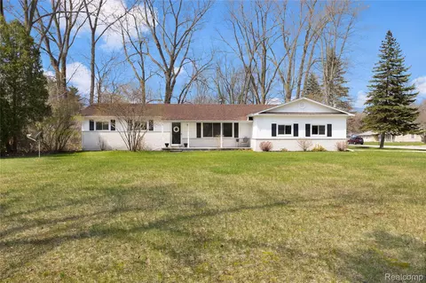 5837 Lakeshore Rd, Fort Gratiot, MI 48059