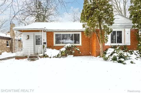 320 Pioneer Dr, Pontiac, MI 48341