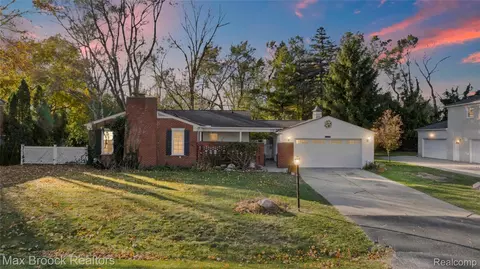 2724 Alveston Dr, Bloomfield Hills, MI 48304