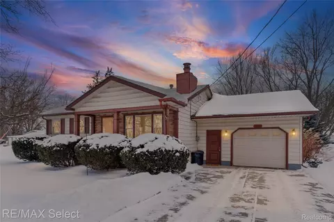 2492 W Maple Ave, Flint, MI 48507