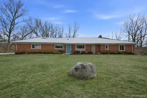 29750 Bristol Ln, Bingham Farms, MI 48025