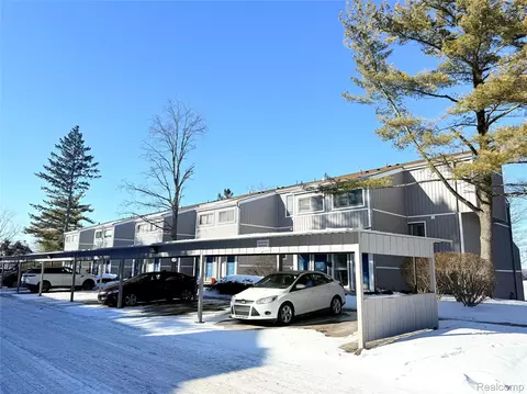 9633 Harbour Cove Ct, Ypsilanti, MI 48197