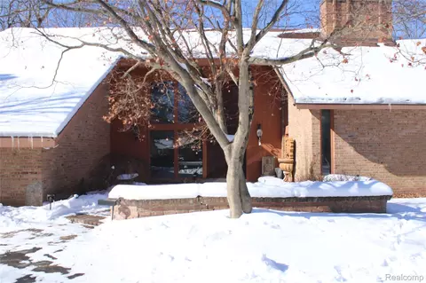 23800 Riverview Dr, Southfield, MI 48034