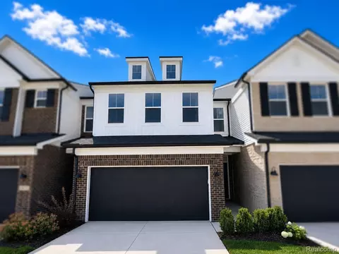 5572 E Spaniel Dr, Pittsfield, MI 48108