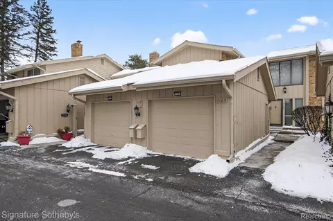 7107 Pebble Park Dr #163, West Bloomfield, MI 48322