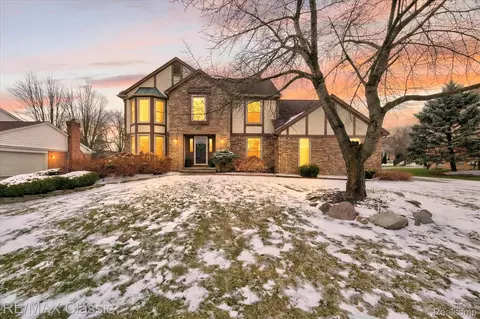 9377 Pineview Dr, Plymouth, MI 48170