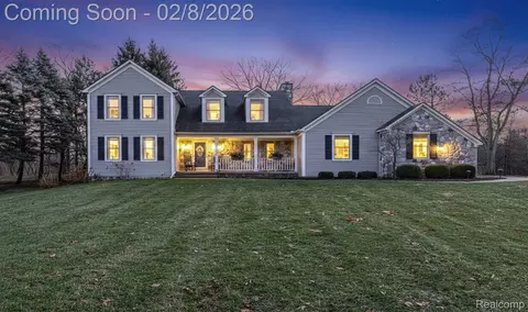 2780 Airport Rd, Waterford, MI 48329