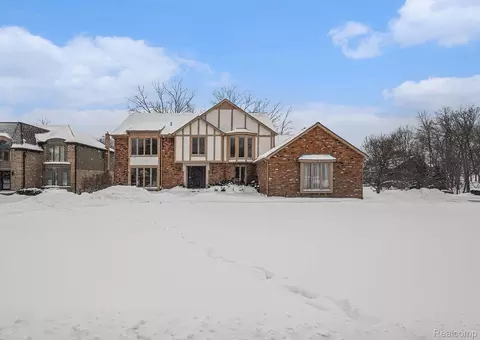 1680 Edinborough Dr, Rochester Hills, MI 48306