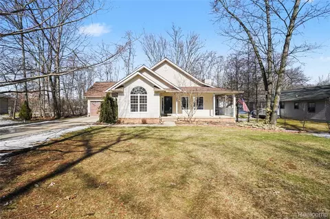 8530 Pineview Lake Dr, Argentine, MI 48451
