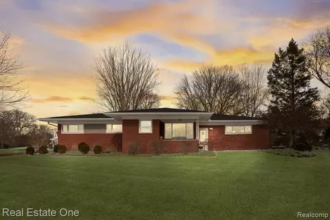 395 Wimpole Dr, Rochester Hills, MI 48309