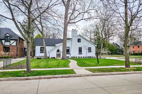 93 Oakdale Blvd, Pleasant Ridge, MI 48069