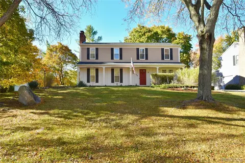 5596 Beauchamp Pl, West Bloomfield, MI 48322