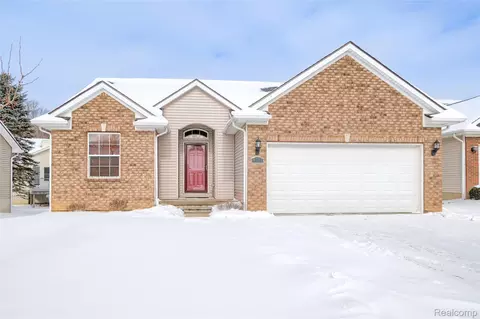 4503 Cross Creek Blvd, Burton, MI 48509
