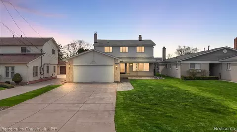 39375 E Archer Dr, Harrison, MI 48045