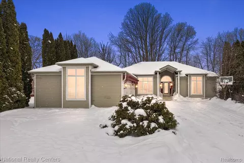 10146 Aberdeen Dr, Grand Blanc, MI 48439