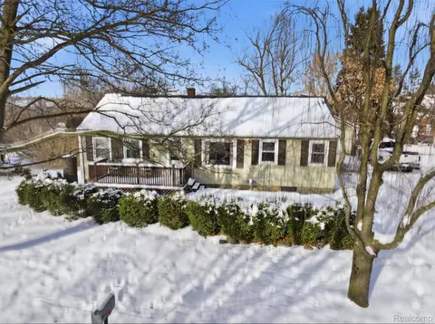 92 Hartley St, Lapeer, MI 48446