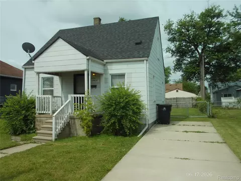 25627 Paige St, Roseville, MI 48066