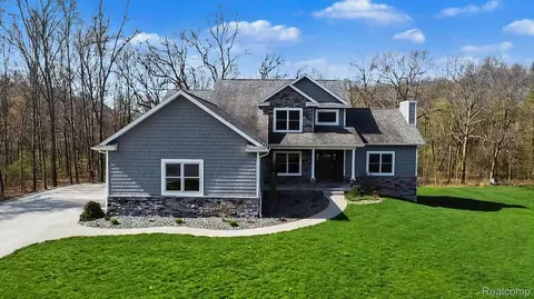 1281 Victoria Ln, Fenton, MI 48430