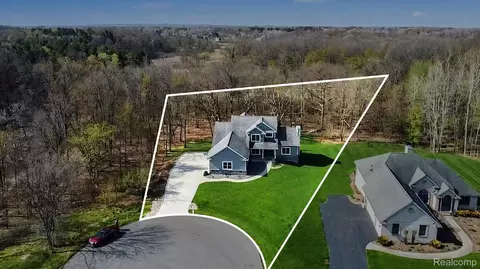 1281 Victoria Ln, Fenton, MI 48430