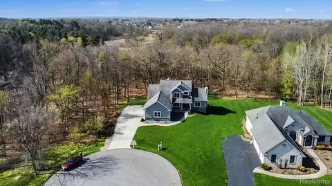 1281 Victoria Ln, Fenton, MI 48430
