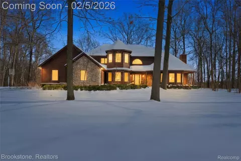 2300 Canyon Ridge Dr, White Lake, MI 48383