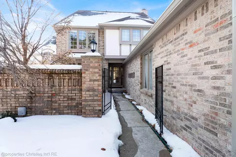 22211 Village Pines Dr, Beverly Hills, MI 48025