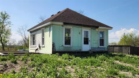 10781 Armstrong Rd, South Rockwood, MI 48179