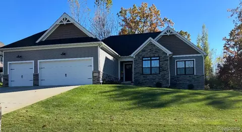 12425 Wolfberry Ct, Fenton, MI 48430