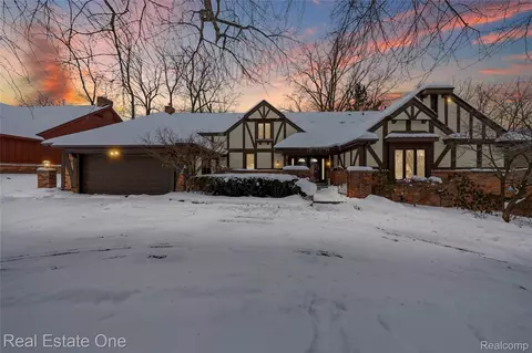 3095 Bloomfield Park Dr, West Bloomfield, MI 48323