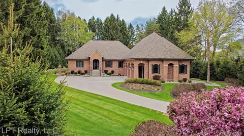 4525 Mapleton Dr, Genoa, MI 48843