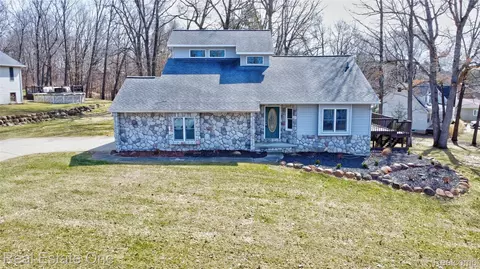 2993 Woodland Dr, Metamora, MI 48455