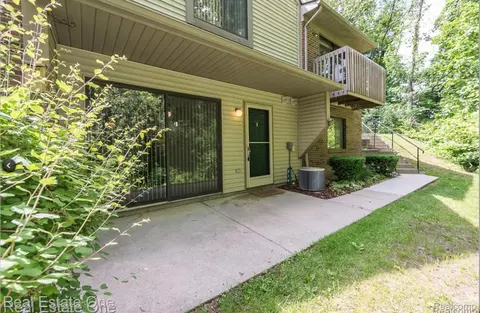 410 Spring Brooke Dr, Brighton, MI 48116