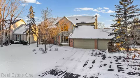 5087 Village Place Ct, West Bloomfield, MI 48322
