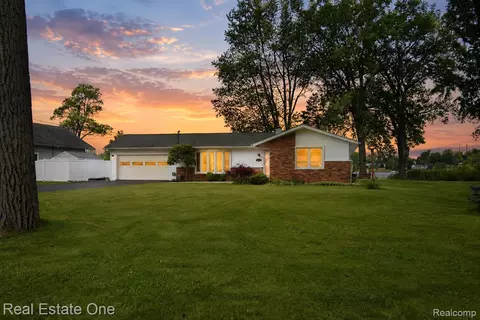 11422 Skyline Dr, Fenton, MI 48430