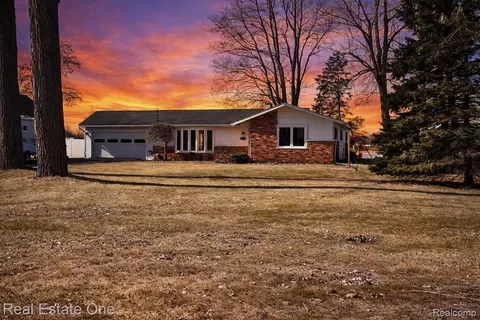 11422 Skyline Dr, Fenton, MI 48430