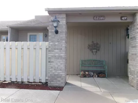 62340 Arlington Cir #3, South Lyon, MI 48178