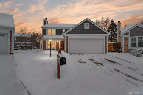 388 Huntington Ct, Rochester Hills, MI 48307