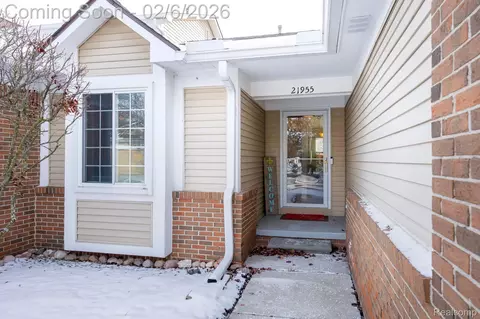 21955 Concord Dr, Brownstown, MI 48193