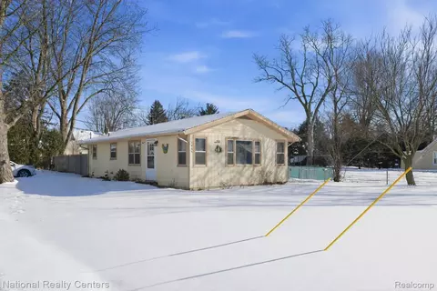 1955 Maddy Ln, Keego Harbor, MI 48320