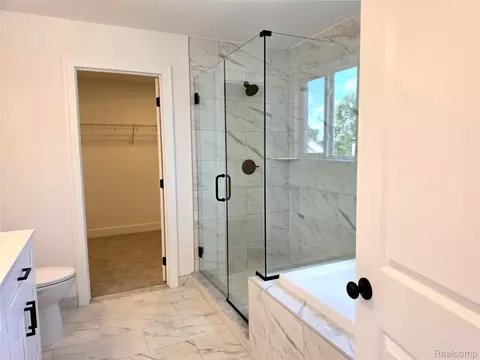 Bath - 24092 Sawgrass Dr, Macomb, MI 48042 photo 3 of 6
